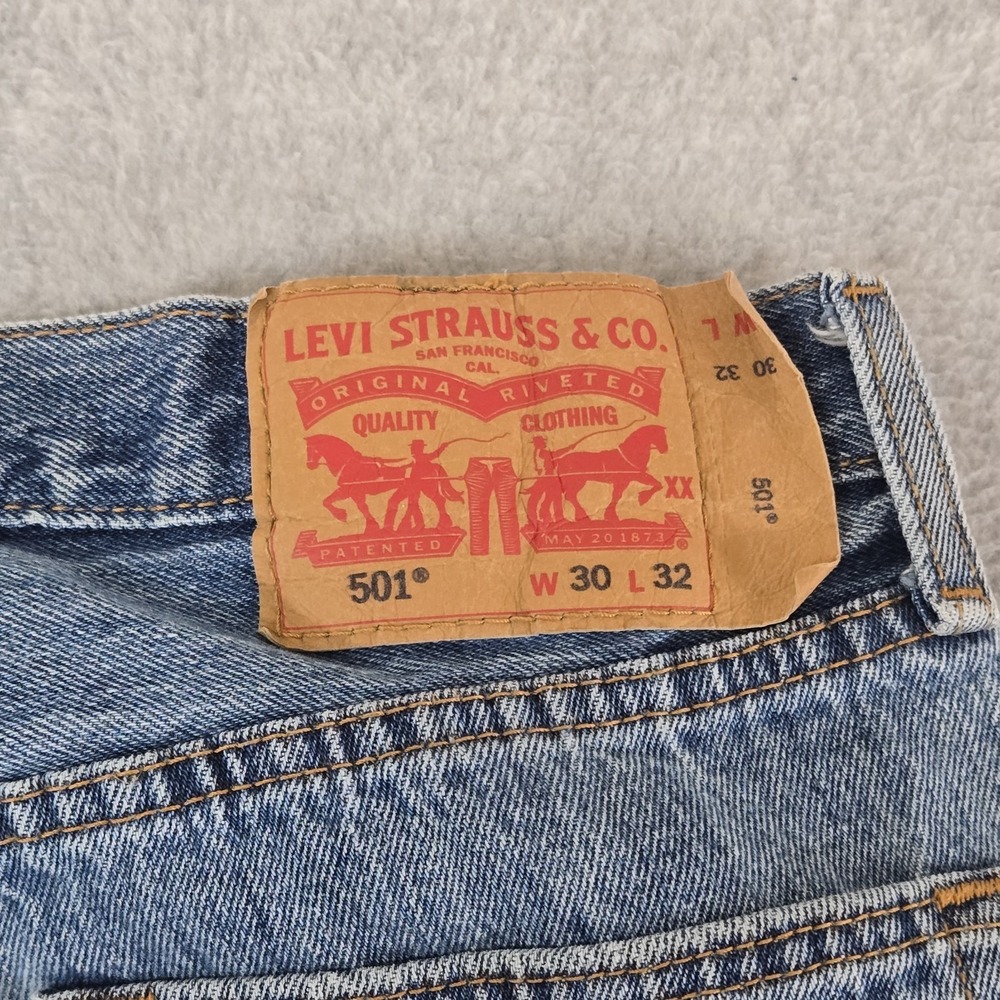 Levi's 501 Original Fit Mens 30x32 Medium Wash Blue Denim Button Fly Jeans Pant - Picture 10 of 11